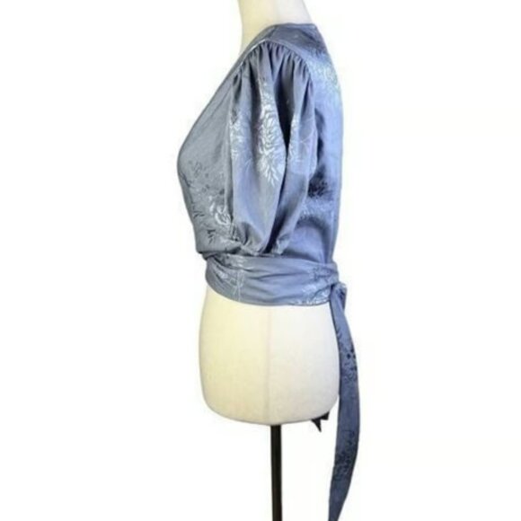 size small gray silky floral pattern short sleeve wrap women's crop top - Picture 3 of 4